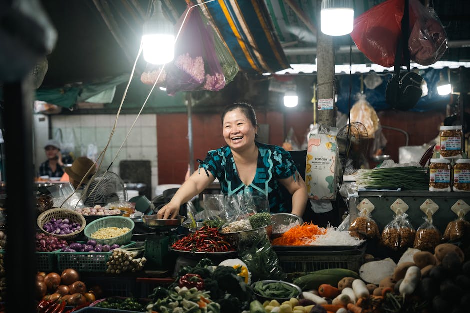 Venditore sorridente in un mercatino locale